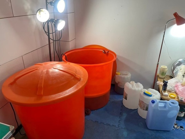 合法酒商收購舊瓶裝假酒 警破偽酒集團逮23人送辦 | 華視新聞