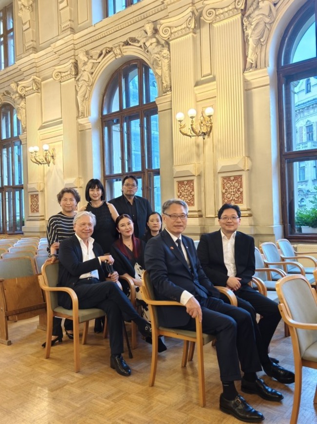 格拉茨校園死亡槍擊案 駐奧地利代表處音樂會哀悼 | 華視新聞