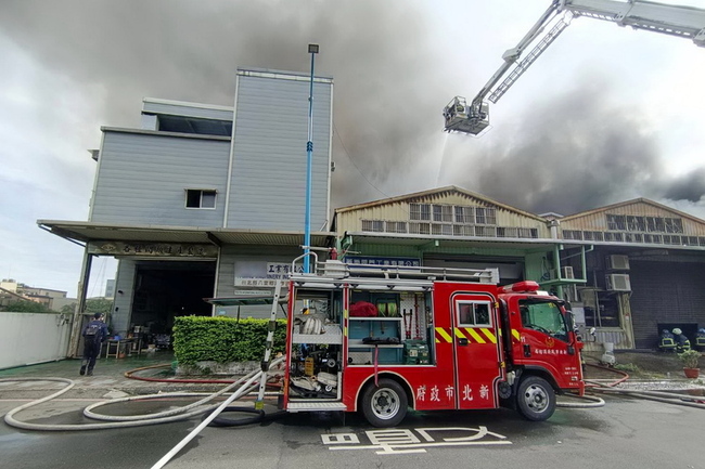 新北八里工廠火警 200多人搶救逾2小時撲滅無人傷 | 華視新聞