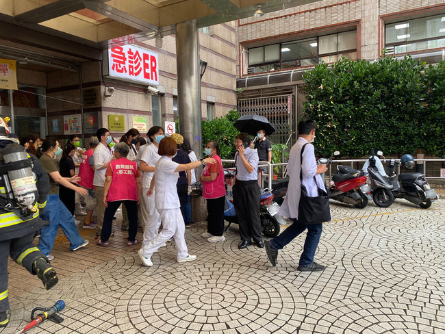 台中東勢農民醫院機房冒煙觸發警報  疏散150人 | 華視新聞