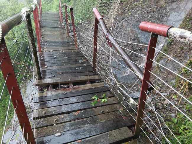 屏東北大武山步道遭落石砸損 暫停開放待搶修 | 華視新聞