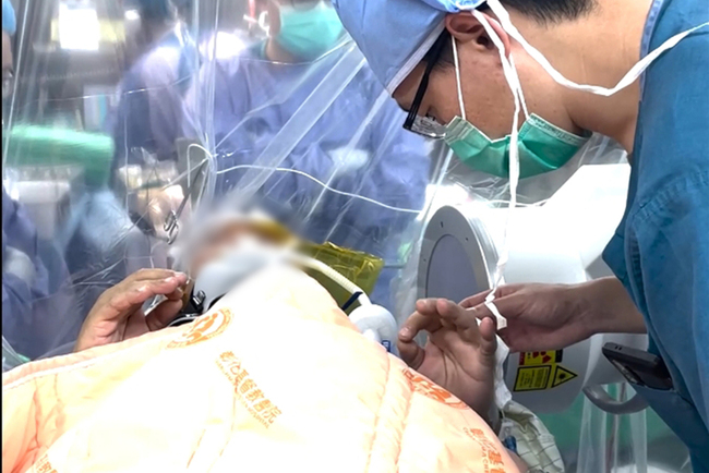 清醒時植入電極測試 帕金森患者接受深部腦刺激手術 | 華視新聞