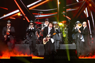 伍佰7度攻蛋  要歌迷注意喉嚨「後面還有得唱」