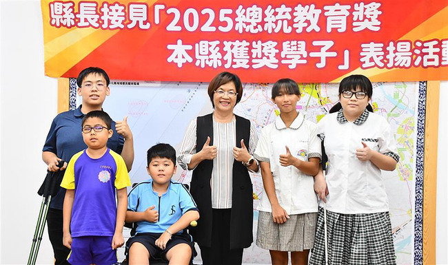 彰化5學子突破限制獲總統教育獎  王惠美頒獎學金 | 華視新聞