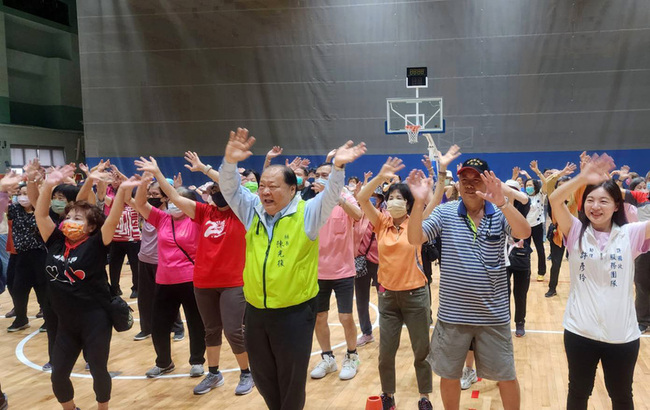 澎湖三代同堂運動趣 陳光復祝福長者健康樂活 | 華視新聞