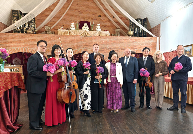 NSO室內樂歐巡前進立陶宛 樂迷自動起立鼓掌 | 華視新聞