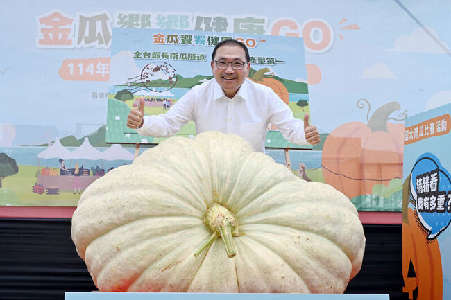 淡水農友種出732台斤超大南瓜  起重機才搬得動 | 華視新聞