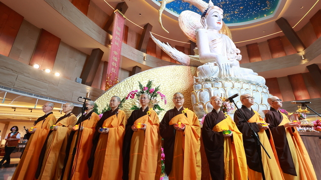 靈鷲山福城揭幕開慧門  2尊玉佛開光、6/22開城 | 華視新聞