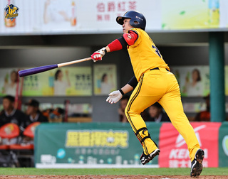 詹子賢關鍵追平轟  兄弟延長賽11局擊退獅隊