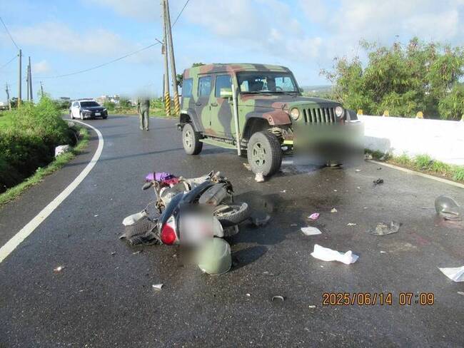 屏東車城軍車與機車對撞  女騎士送醫不治 | 華視新聞