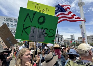 反川普大規模示威 舊金山數萬人響應盼為民主而戰