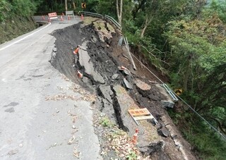 南橫公路梅山段路基下滑雙向中斷 預計6/17搶通