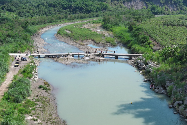 玉井男疑溪邊跳水失蹤 消防救生艇、無人機擴大搜尋 | 華視新聞