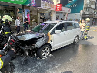 北市信義區百貨對面火燒車 濃煙四散幸無人傷