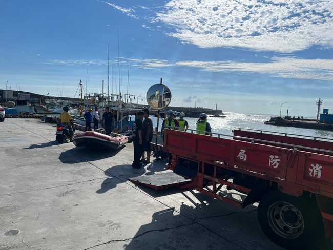 屏東枋寮漁港溺水意外 6男已上岸1人待確認續搜尋 | 華視新聞