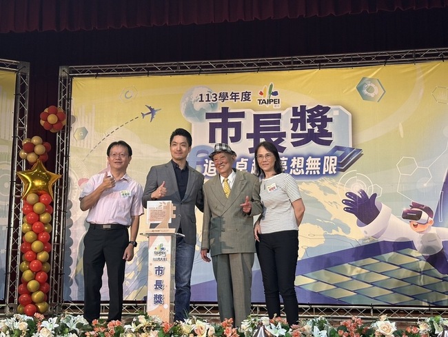 8旬翁讀國小夜補校愛學習心不老  拿台北市長獎 | 華視新聞