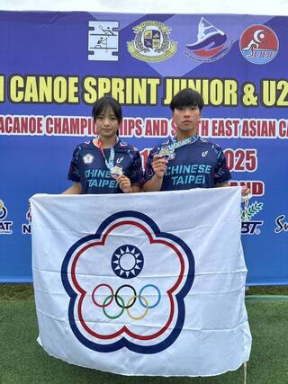 輕艇競速亞青少賽 謝家承、曾俐芩混合組越級鍍銀