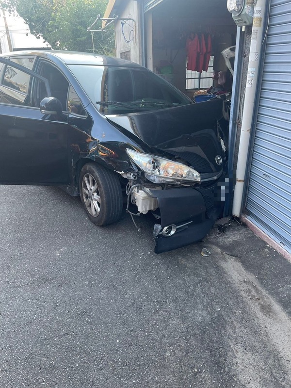 苗縣轎車自撞民宅全車跑光  警查獲越籍移工肇逃