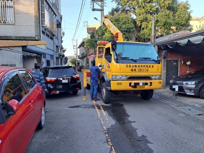 苗縣轎車自撞民宅全車跑光  警查獲越籍移工肇逃 | 華視新聞