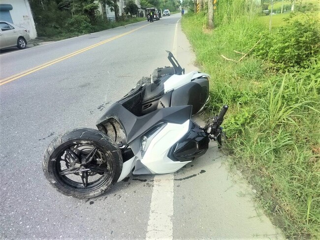 花蓮男剛高中畢業無照騎車  自撞傷重不治 | 華視新聞