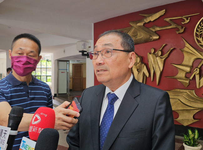 綠議員質疑搭公務車跑反罷免 侯友宜：都照規定做 | 華視新聞