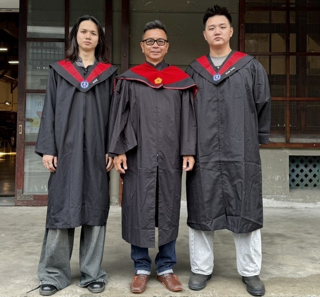 曾傳傑父子3人同年畢業  中原設計學院譜佳話 | 華視新聞