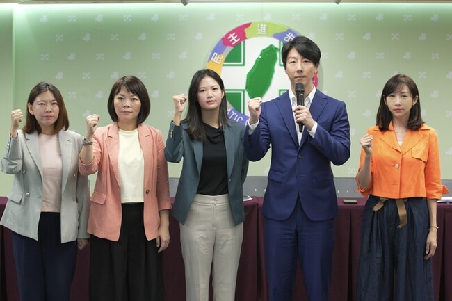 綠：館長陳之漢返台就提投入反罷免  是否有人授意 | 華視新聞