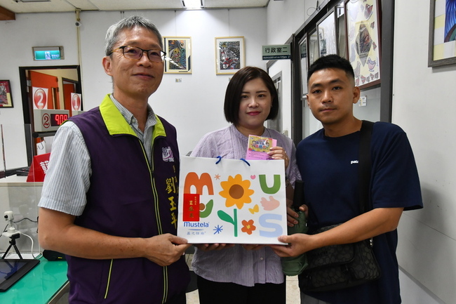 彰化發出首張童萌卡  家長可用萬點購買幼兒用品 | 華視新聞