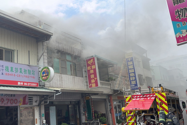 台南永康透天民宅火警 波及2戶幸無傷亡 | 華視新聞