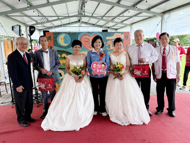 雲林家扶助銀髮族圓婚紗夢  張麗善見證獻祝福 | 華視新聞