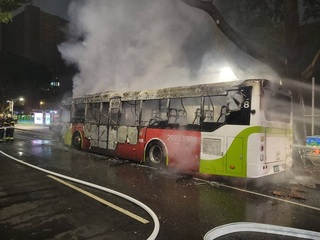 北市公車起火燃燒幸無人傷  疑電池故障釀禍