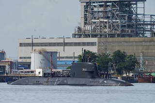 海鯤艦駛出高雄港 進行首次海上測試