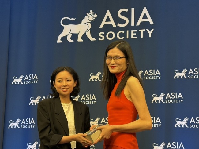 臺灣漫遊錄獲亞洲協會翻譯文學獎  金翎紐約領獎 | 華視新聞