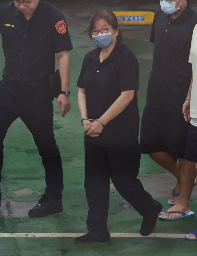 黃呂錦茹移審台北地院 藍盼裁定交保勿濫用羈押制度 | 華視新聞