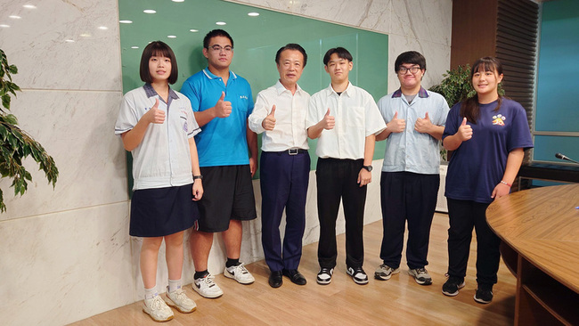 嘉縣5學子獲總統教育獎 翁章梁送iPad勉自信向前行 | 華視新聞