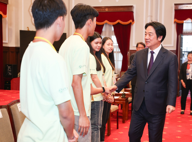 為青年海外志工授旗 總統：讓世界看見台灣 | 華視新聞