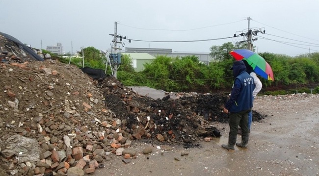 非法傾倒廢棄物  屏東檢方抗告成功2人收押禁見 | 華視新聞