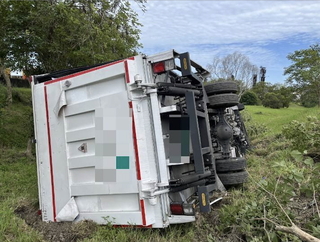 中山高南下王田段貨車翻落邊坡  駕駛自行脫困