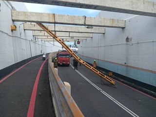 高雄過港隧道限高架掉落 前鎮往旗津單線雙向通行