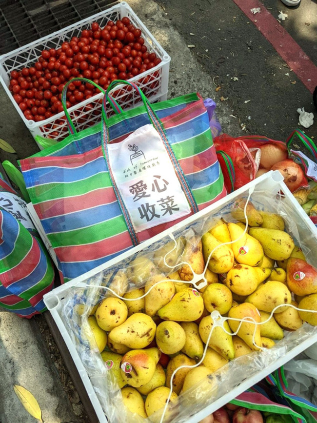 醜蔬果變料理溫暖無家者 青聚點團隊落實惜食共享 | 華視新聞