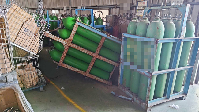 高雄阿蓮區工廠意外  員工遭鋼瓶架砸傷命危送醫 | 華視新聞