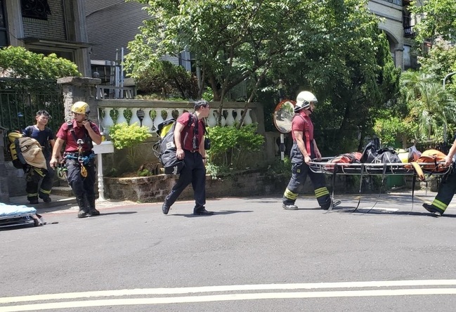 北市男工人摘蜂窩困樹上  命危送醫搶救 | 華視新聞