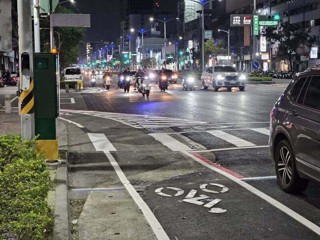 發文嘲諷「保護型自行車道」  民眾黨高市黨部道歉 | 華視新聞