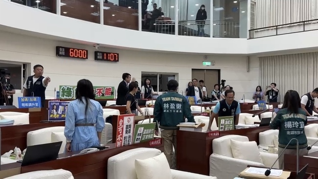 竹市綠藍白議員為標語擺放口角 議事癱瘓半小時 | 華視新聞