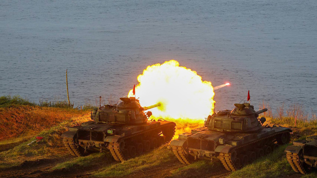 澎防部鎮疆操演 各式火砲實彈射擊驗證訓練成果 | 華視新聞