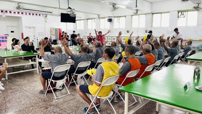 台東監獄設樂齡工場 81歲收容人願心臟一直健康跳動 | 華視新聞