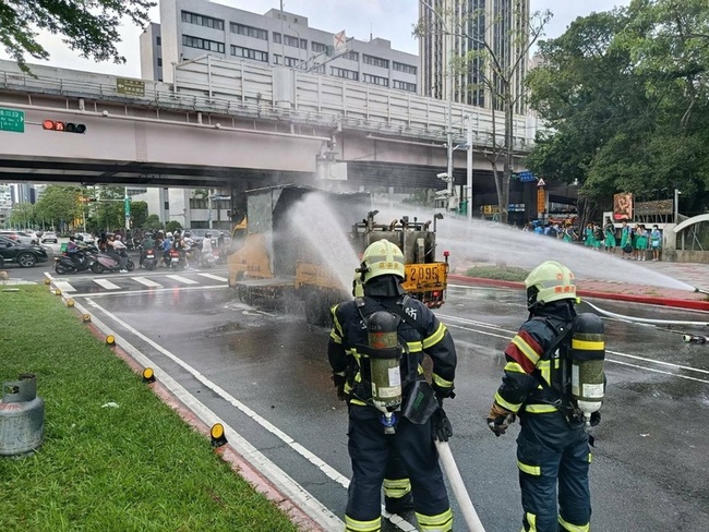 北市辛亥路3段工程車自燃  濃煙四竄幸無人傷 | 華視新聞