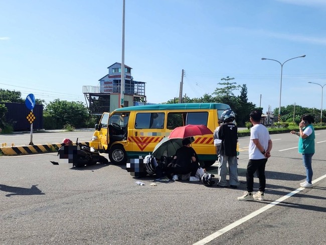 苗縣娃娃車與2機車事故釀3傷  幼童無恙被嚇哭 | 華視新聞