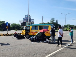 苗縣娃娃車與2機車事故釀3傷  幼童無恙被嚇哭