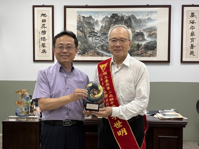 前駐教廷大使李世明 返台南二中領傑出校友獎 | 華視新聞